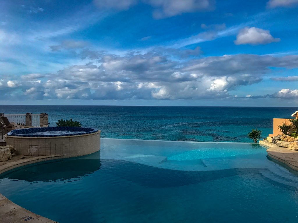 The Reefs Resort & Club's incredible infinity pool and hot tub overlooking the Atlantic Ocean in Bermuda.